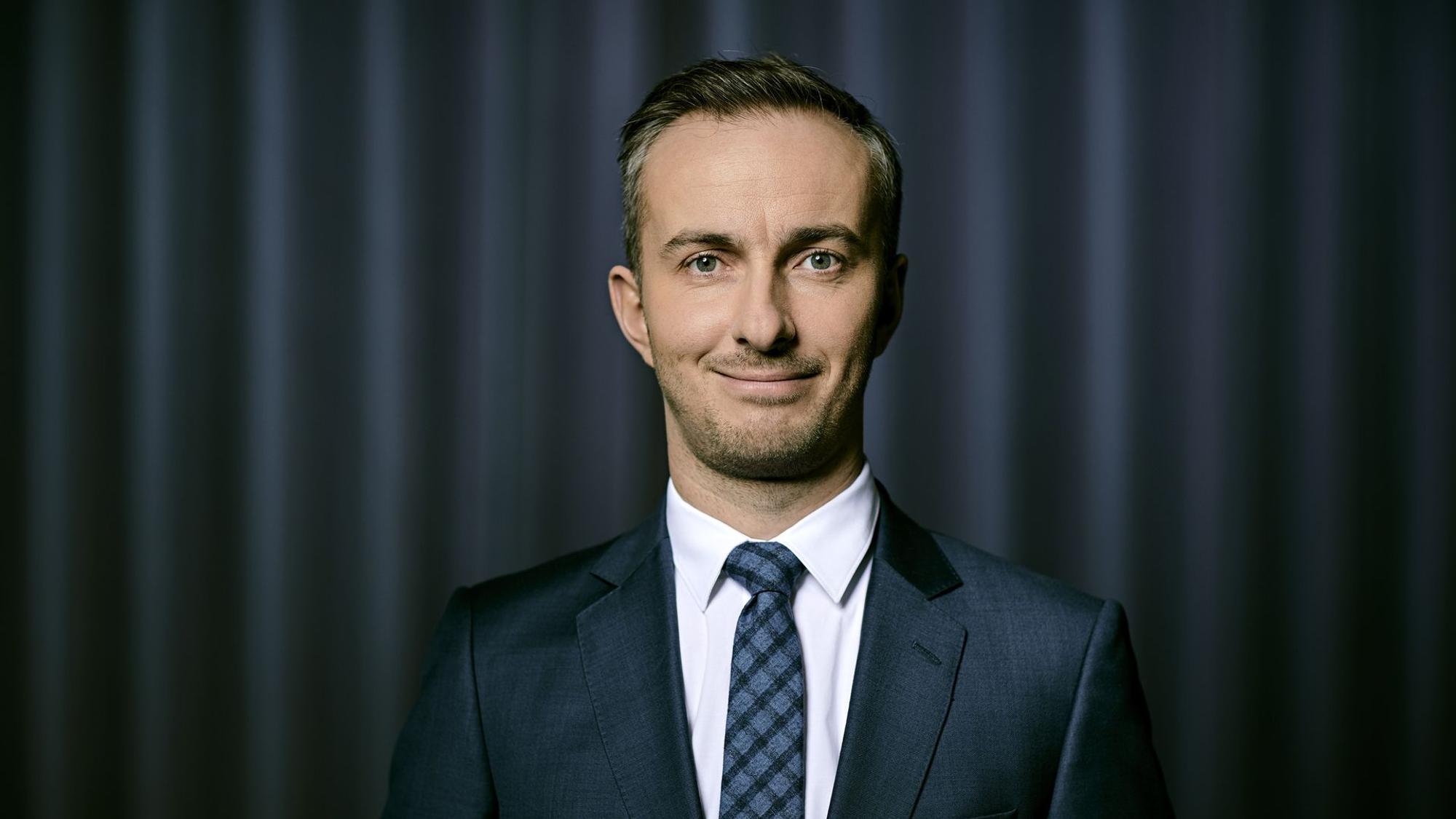 Jan Böhmermann im Anzug.