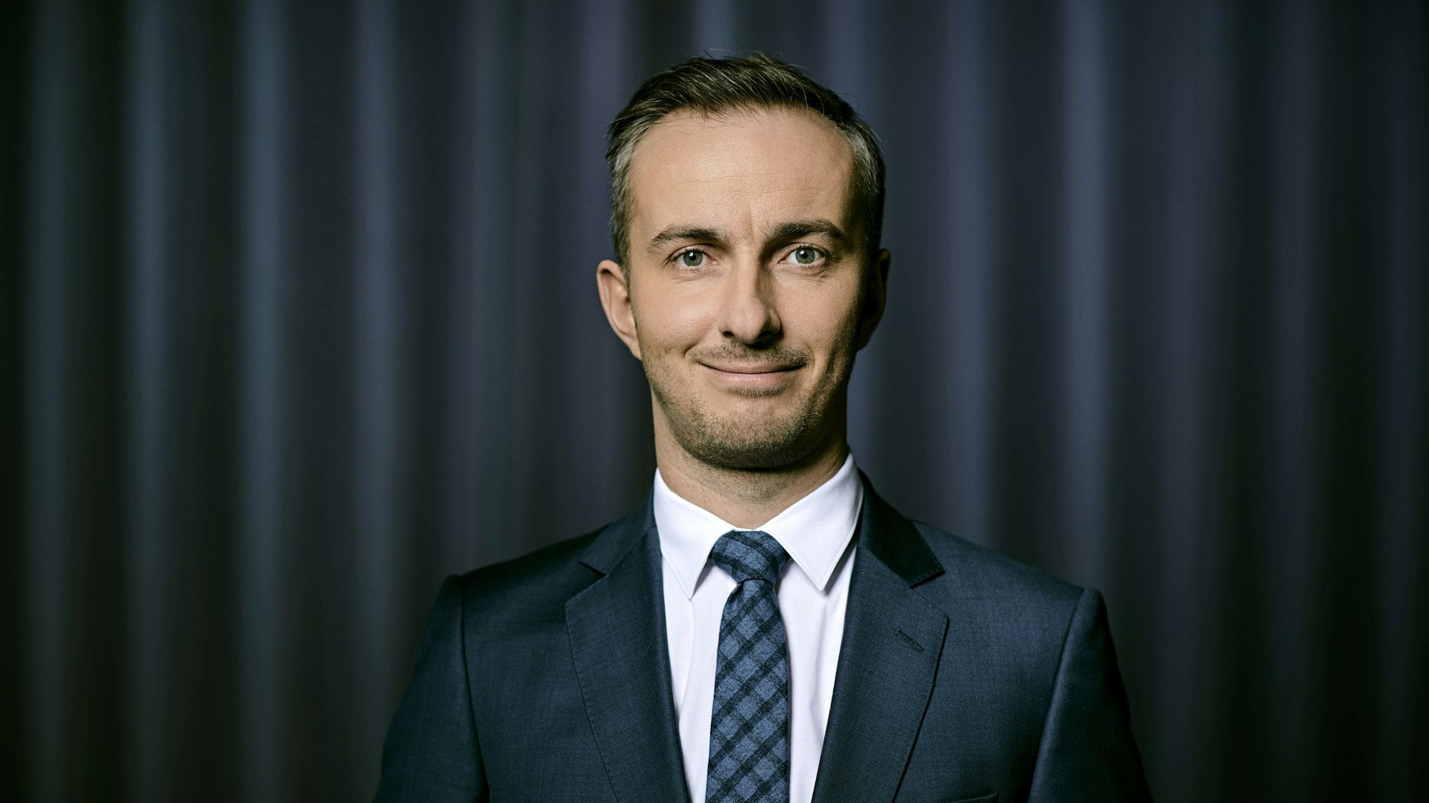 Jan Böhmermann im Anzug.
