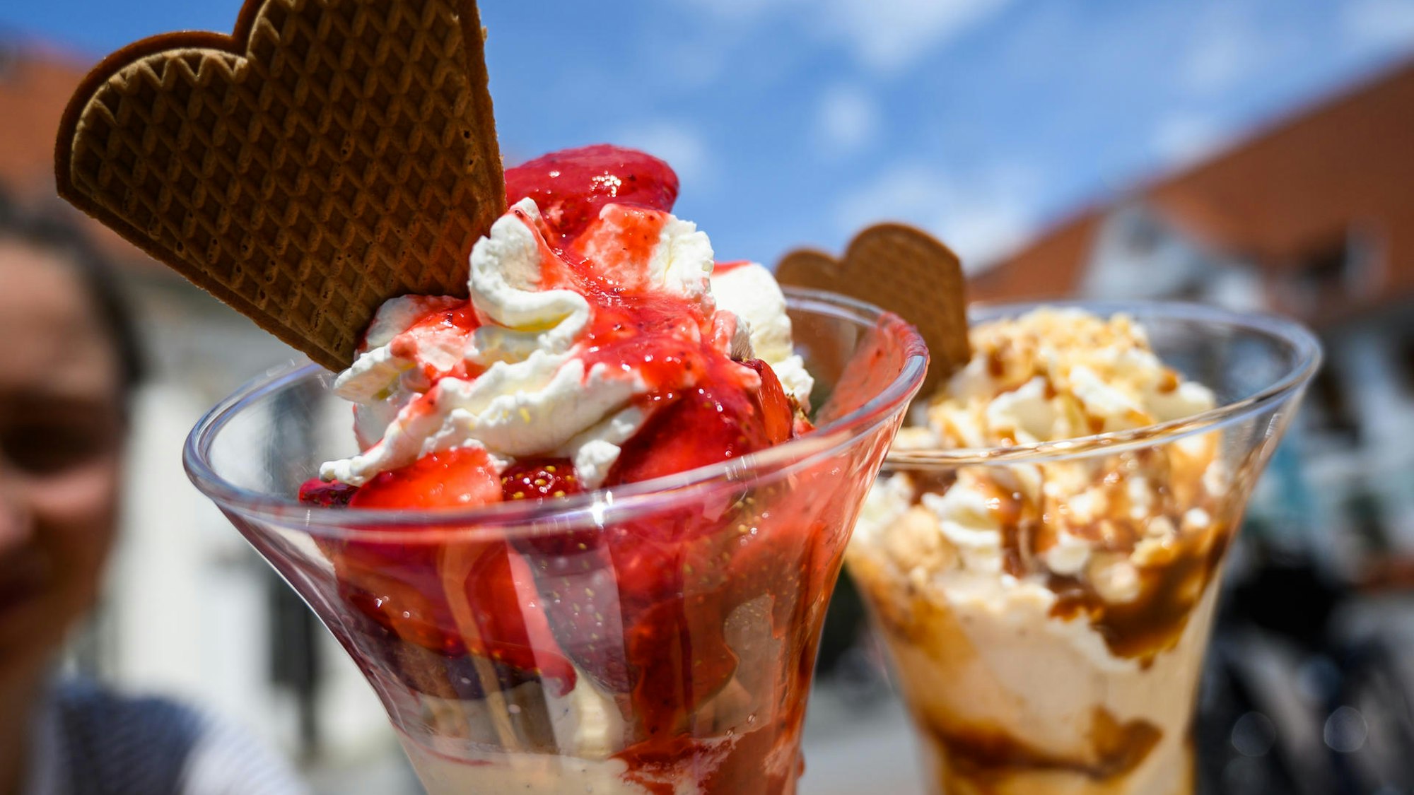 Zwei Eisbecher mit Sahne und Waffel. (Symbolbild)