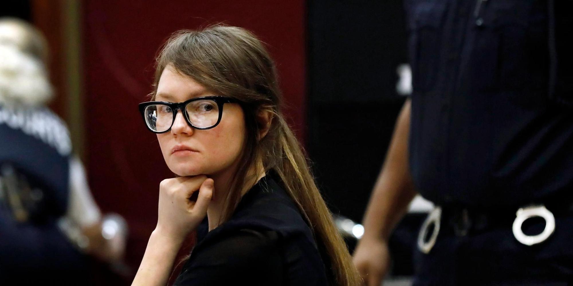 Anna Sorokin sitzt im Gerichtssaal in New York.