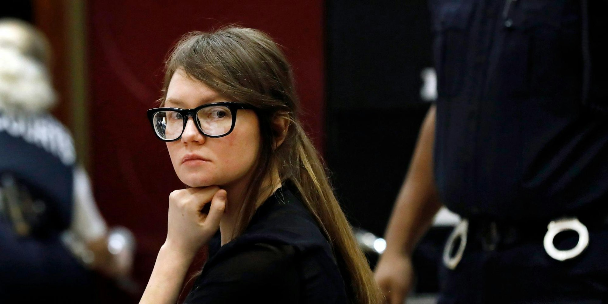 Anna Sorokin sitzt im Gerichtssaal in New York.