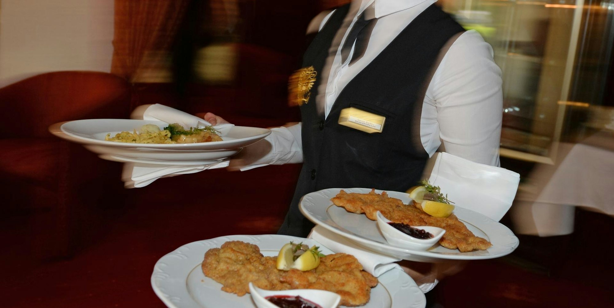 Kellnerin_Schnitzel