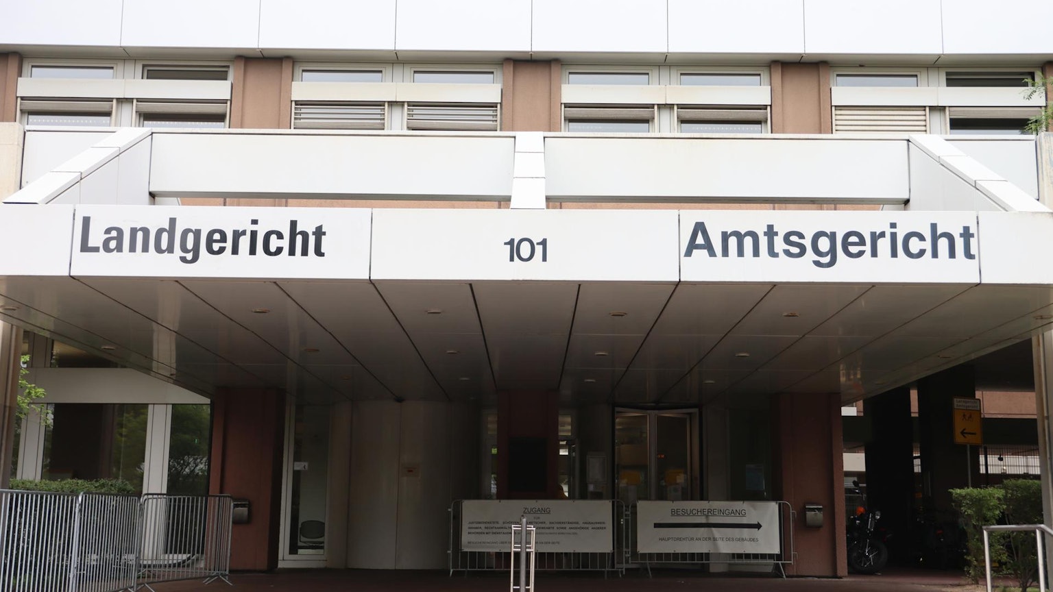 Das Bild zeigt das Gerichtsgebäude von der Außenseite.