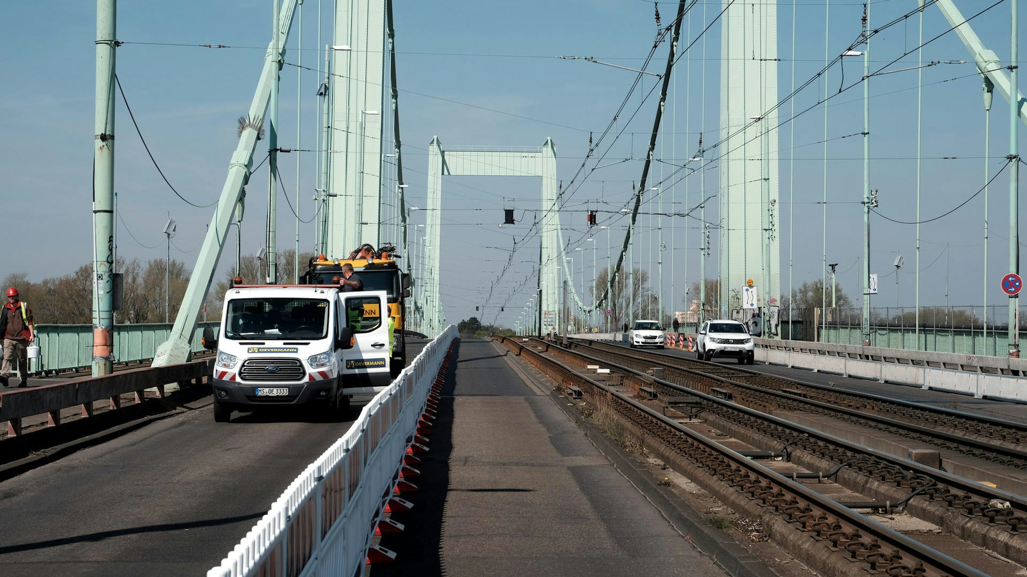 Zwei Autos auf einer Brücke.