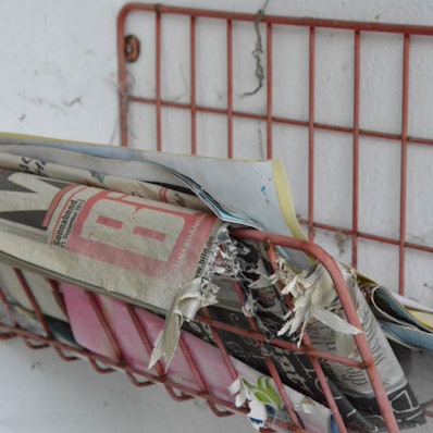 An der Haustür der vermissten Anett Carolin Kaiser hängt eine fast drei Jahre alte, vom Wind zerfledderte Zeitung.