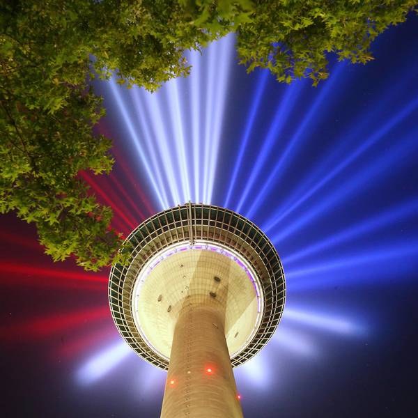 Rheinturm Fahne dpa Düsseldorf