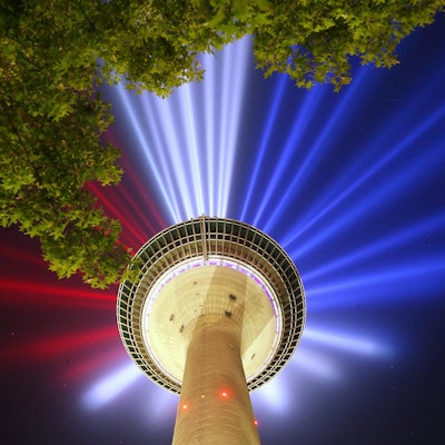 Rheinturm Fahne dpa Düsseldorf