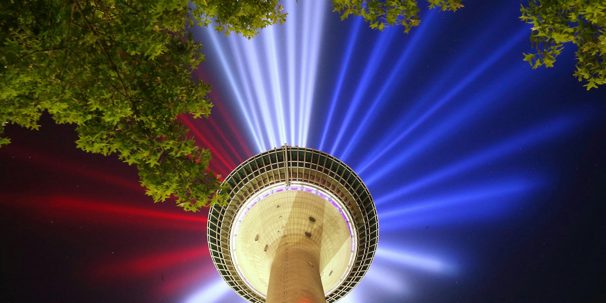 Rheinturm Fahne dpa Düsseldorf