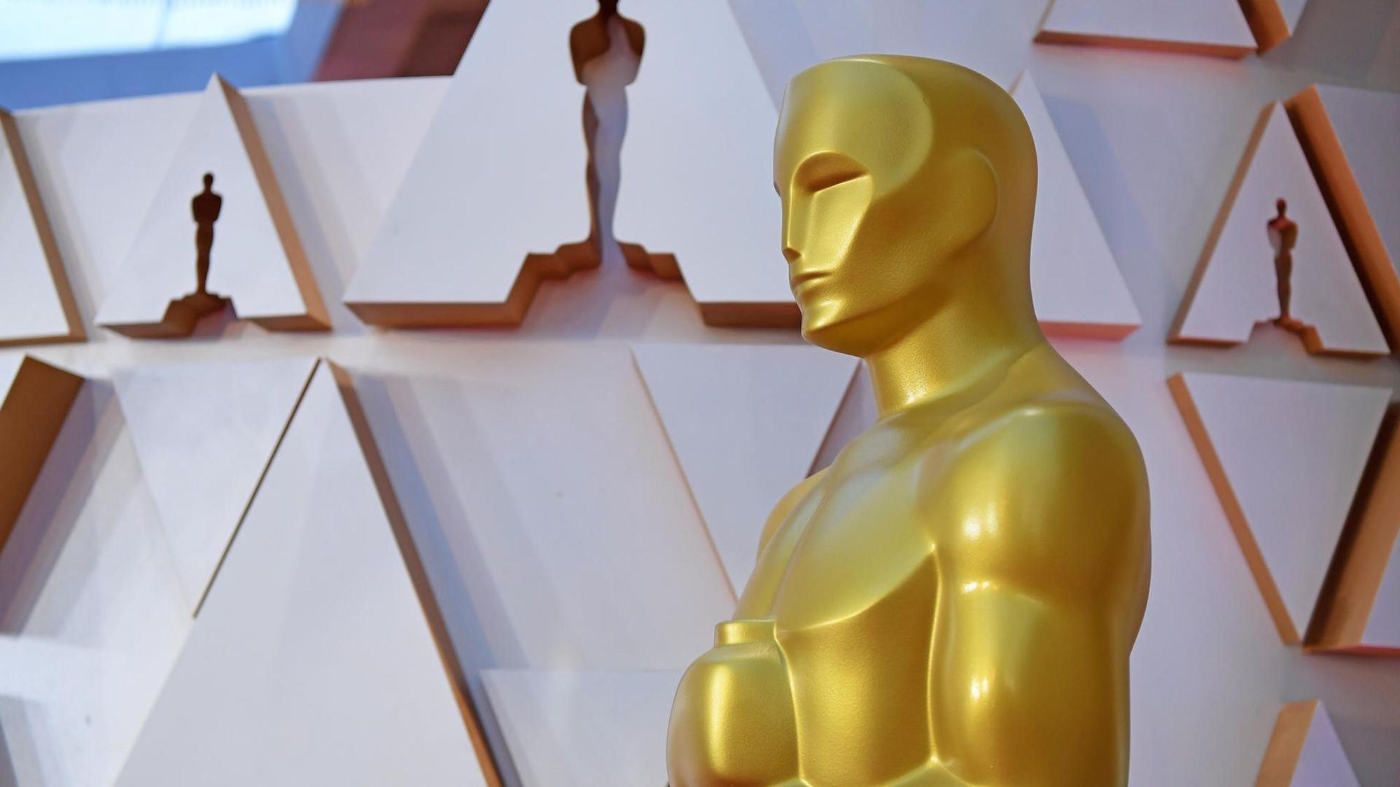 Eine Oscars-Figur bei der Verleihung vor einer weißen Wand.