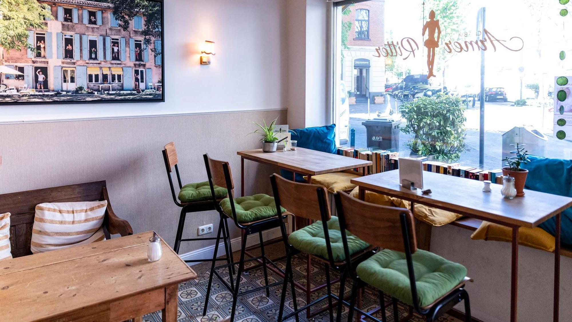 Das Café im ehemaligen Frühstücksraum des Hotels am Chlodwigplatz.