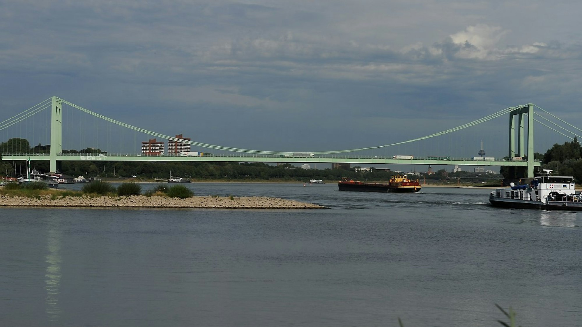 Brücke über einem Fluss
