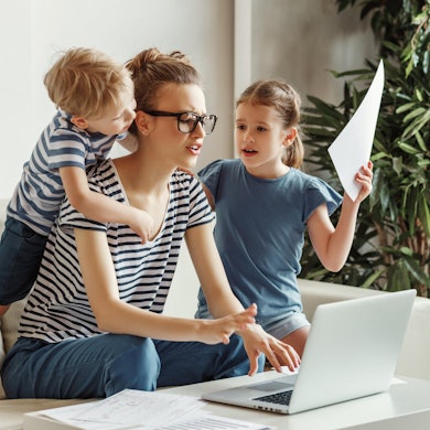 Zwei Geschwister streiten um die Aufmerksamkeit der Mutter.