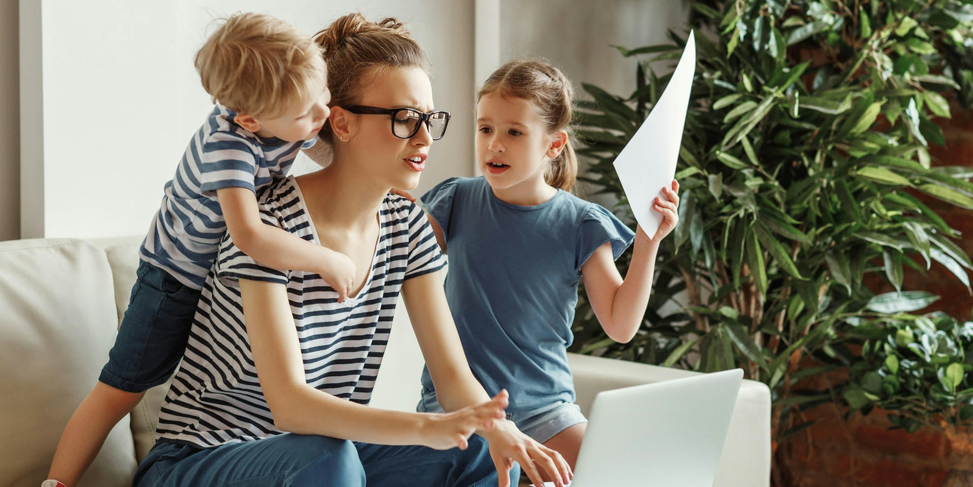 Zwei Geschwister streiten um die Aufmerksamkeit der Mutter.