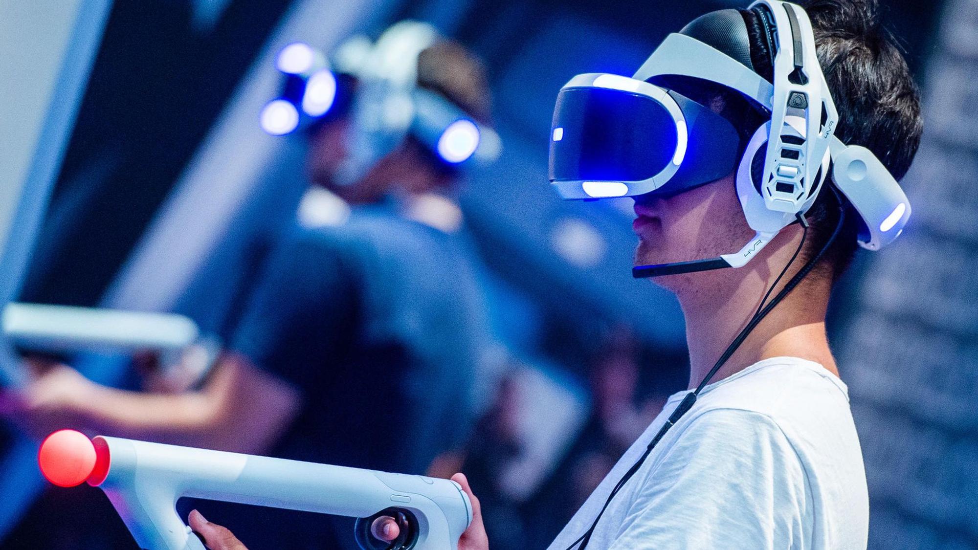 Ein Gamer während des Zockens.