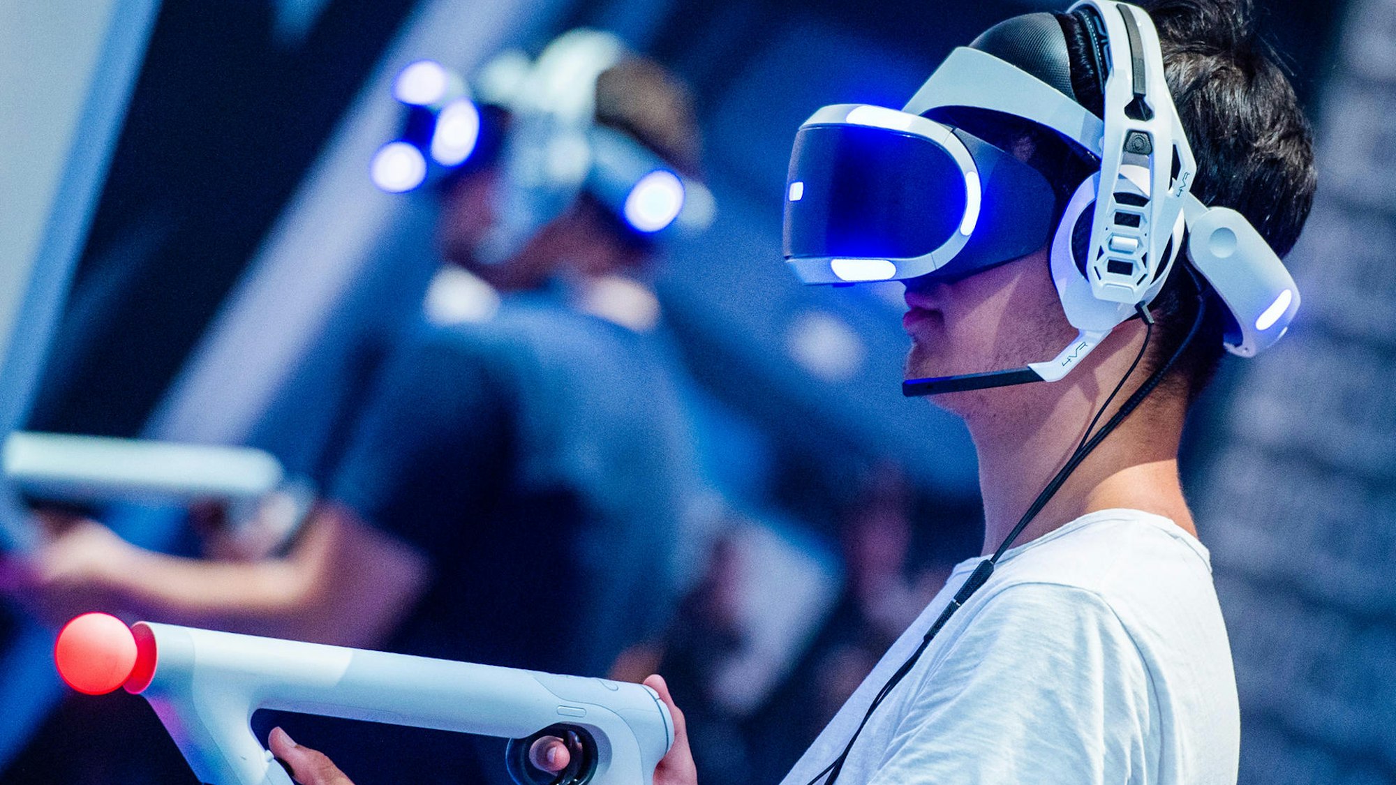 Ein Gamer während des Zockens.