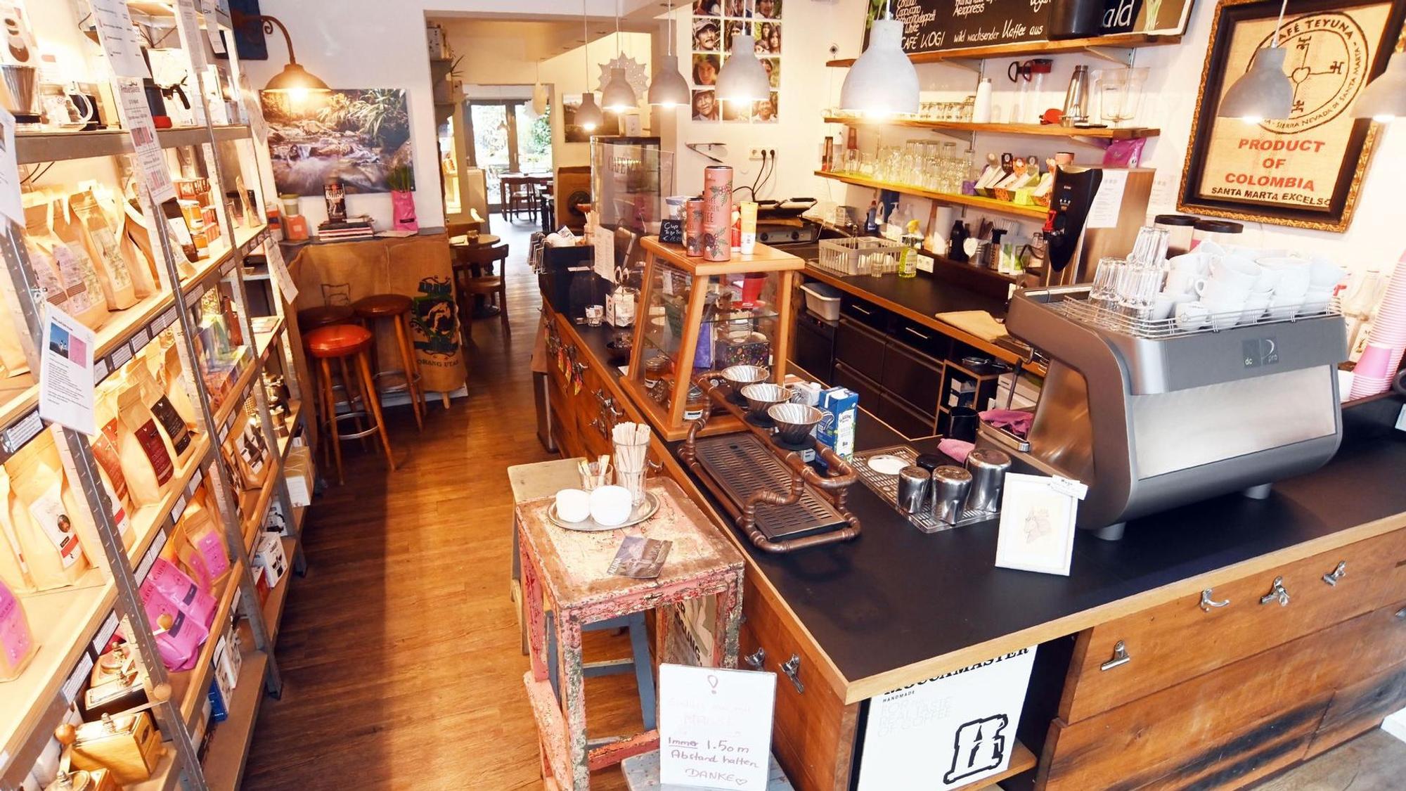 Ein Regal mit Kaffee steht gegenüber dem Tresen im Café Kogi.
