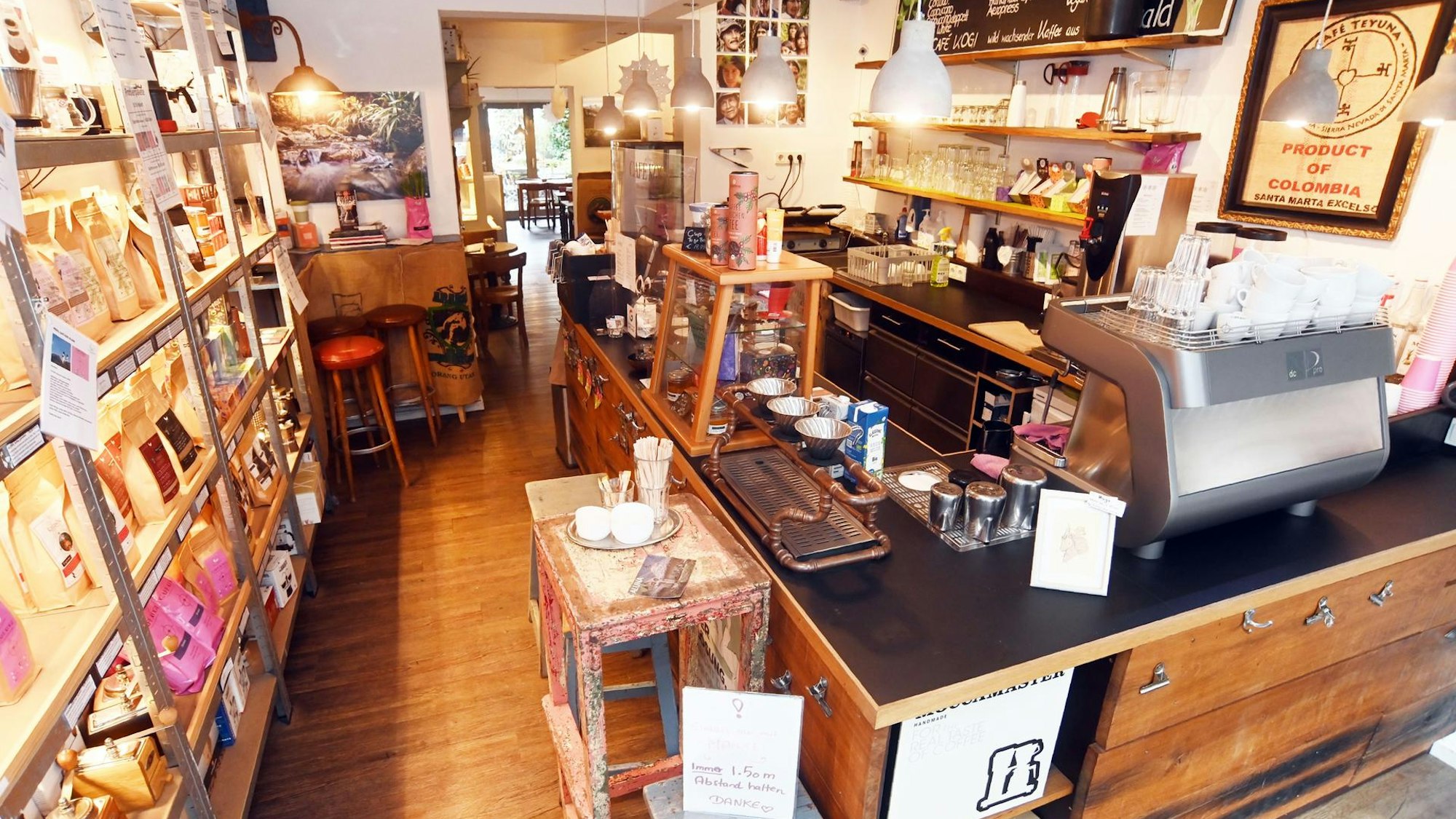 Ein Regal mit Kaffee steht gegenüber dem Tresen im Café Kogi.