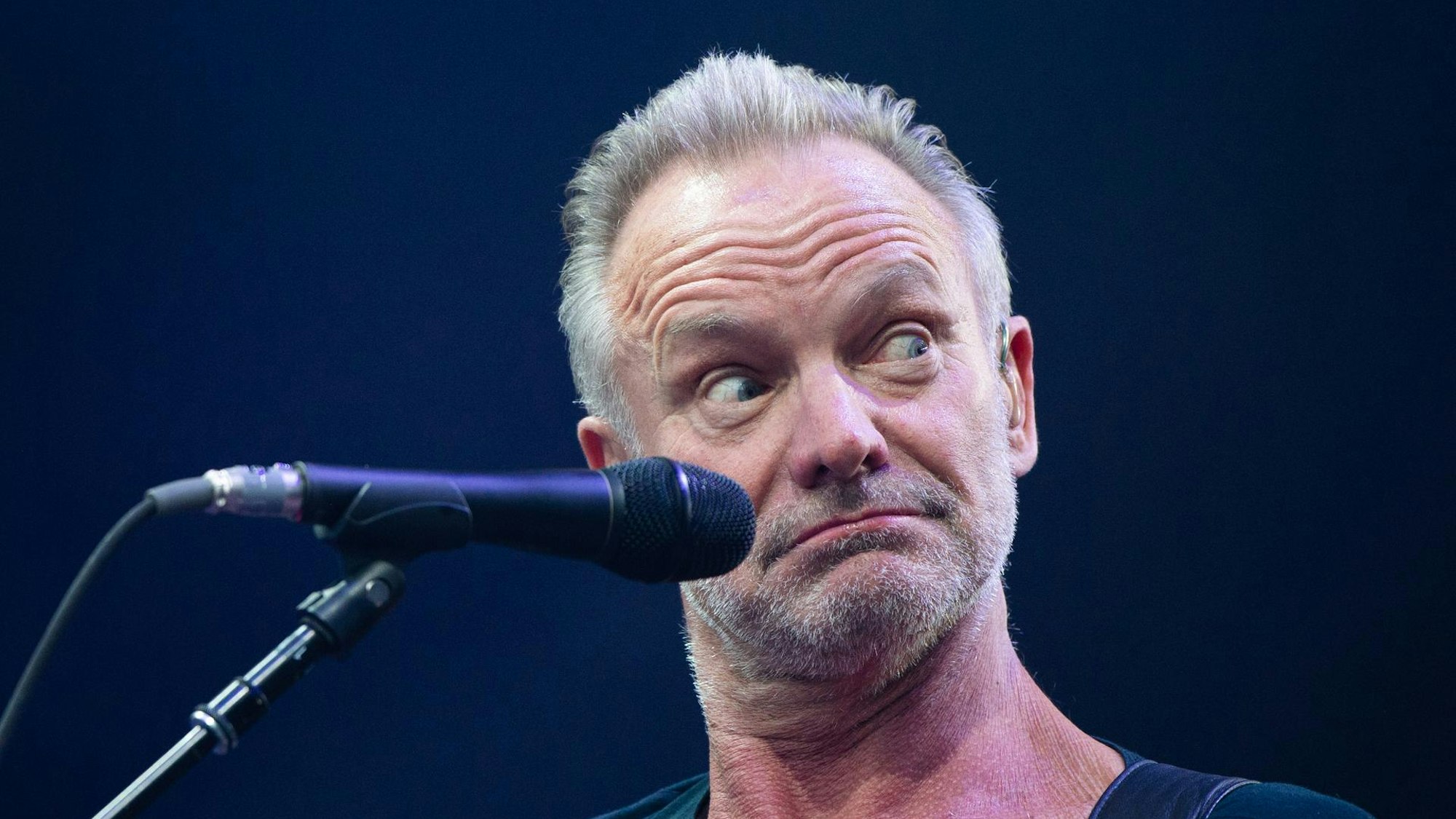 Sting bei einem Konzert auf der Bühne.