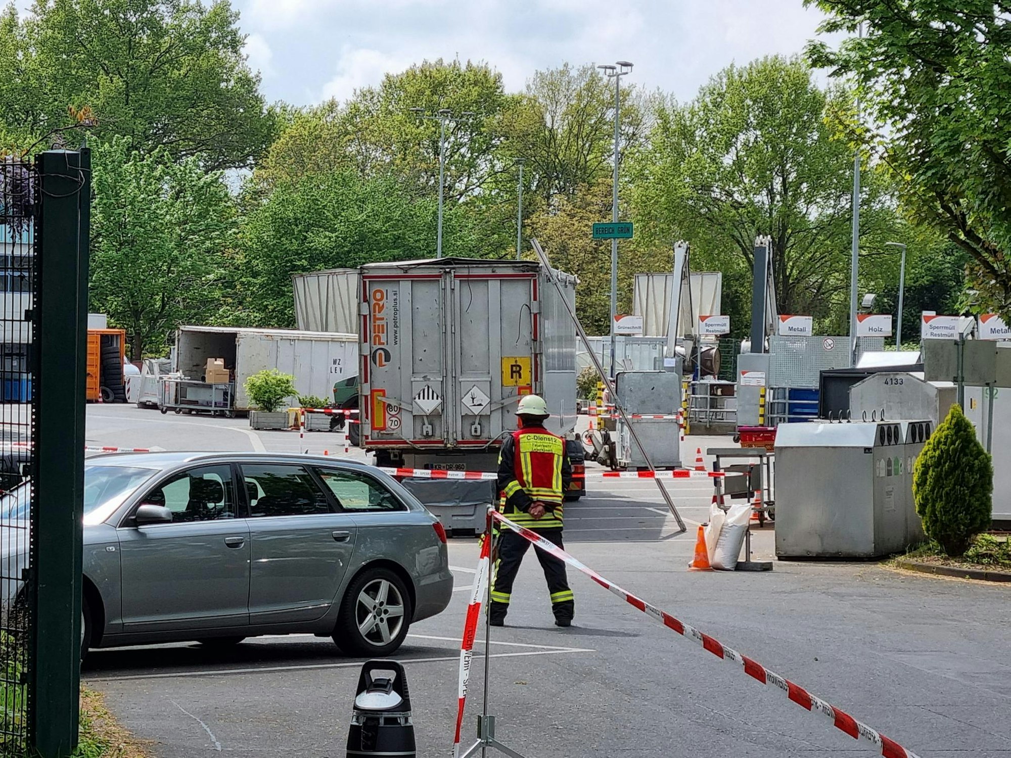 Gefahrgut_Feuerwehr Leverkusen 2022 04 25 (1)