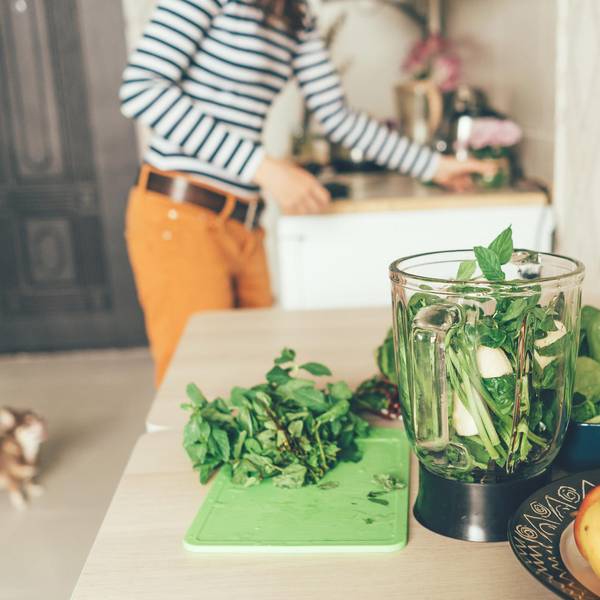 Frau mixt Smoothie Getty Images