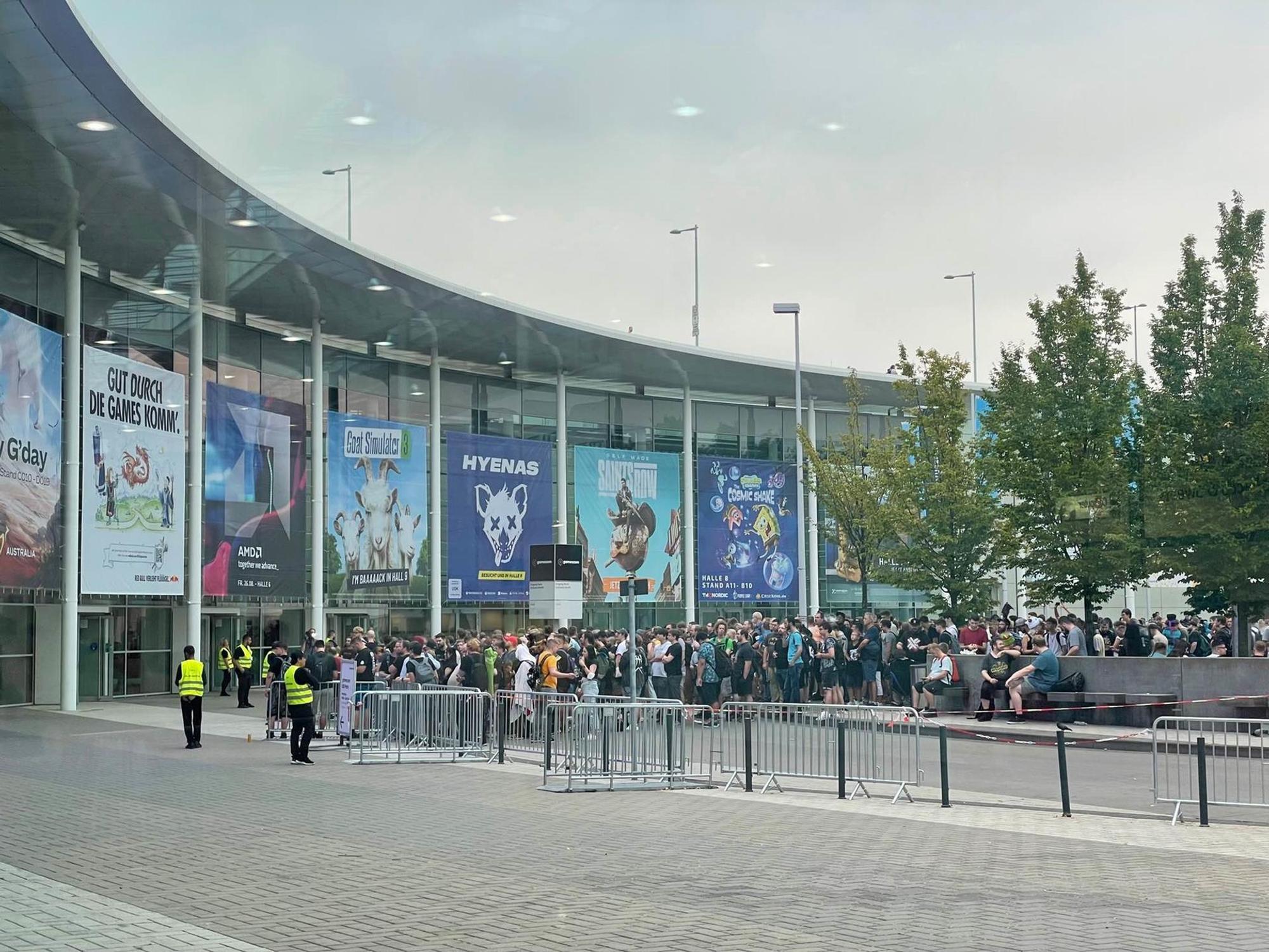 Gamescom Tag3 Warteschlange außen