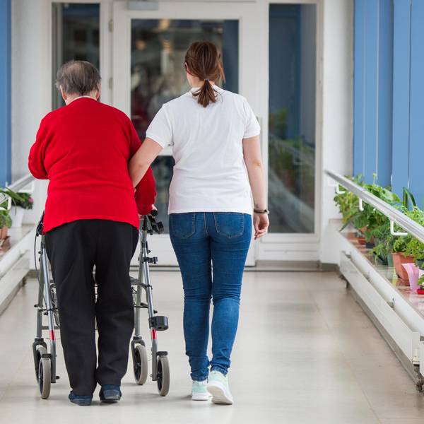 Pflegerin Seniorin Rollator Symbolbild