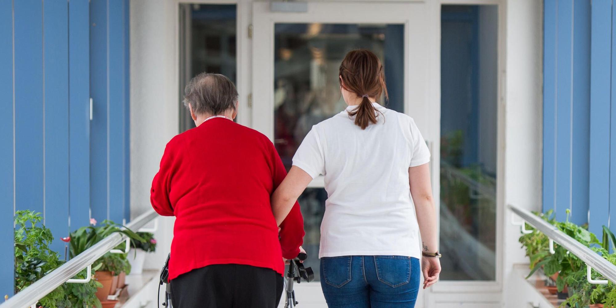 Pflegerin Seniorin Rollator Symbolbild