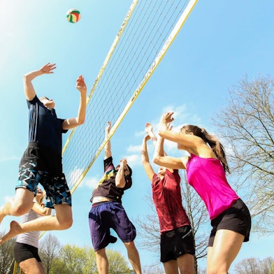 Beachvolleyball Symbol mehrere am Netz