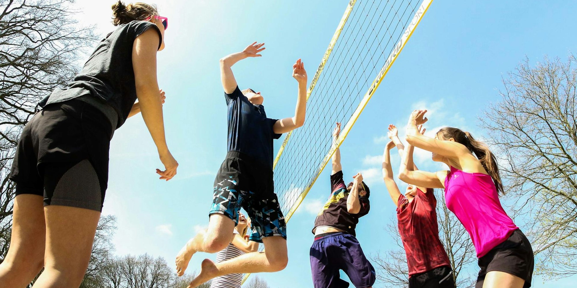 Beachvolleyball Symbol mehrere am Netz