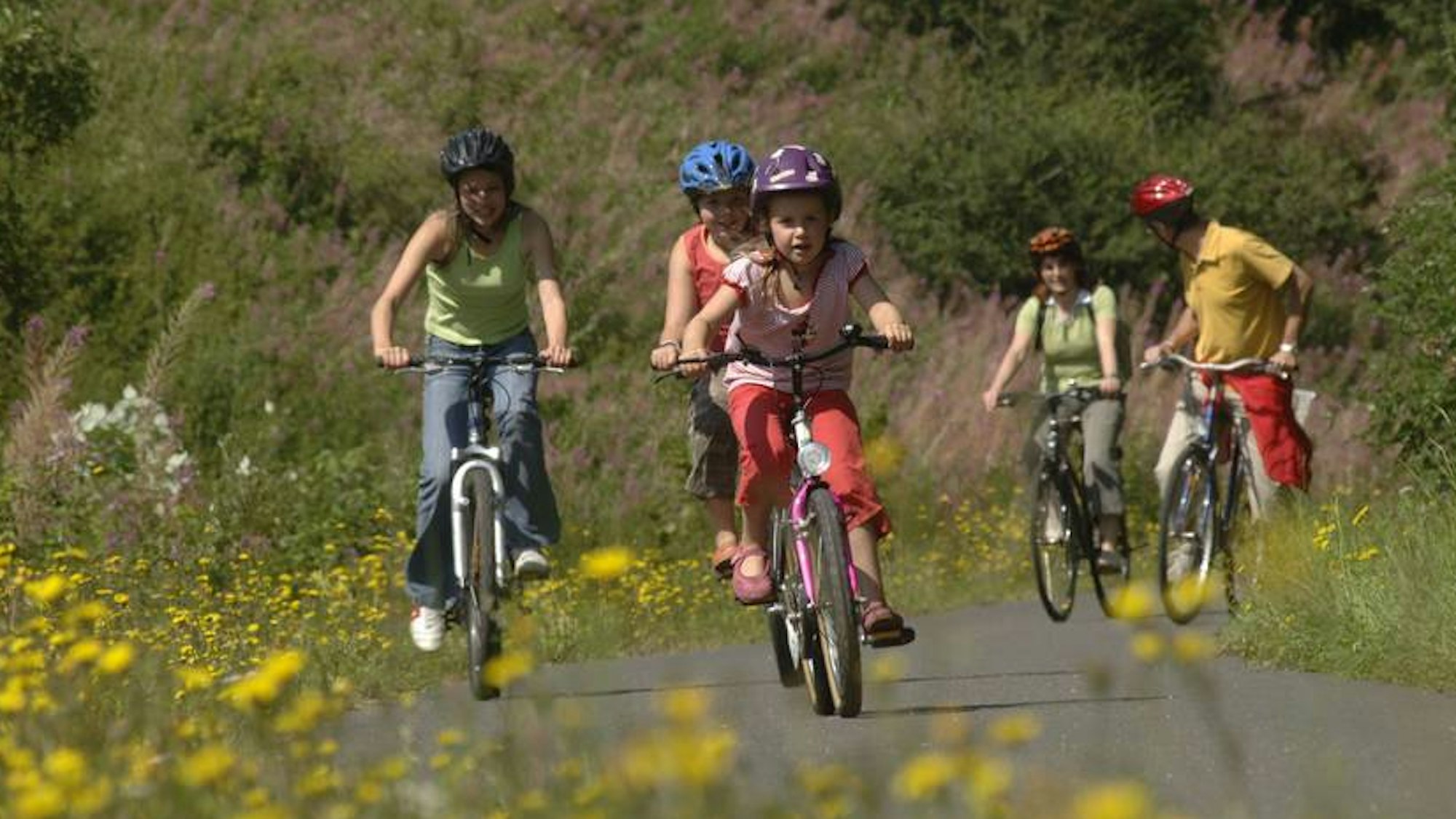 Kinder fahren Fahrrad.