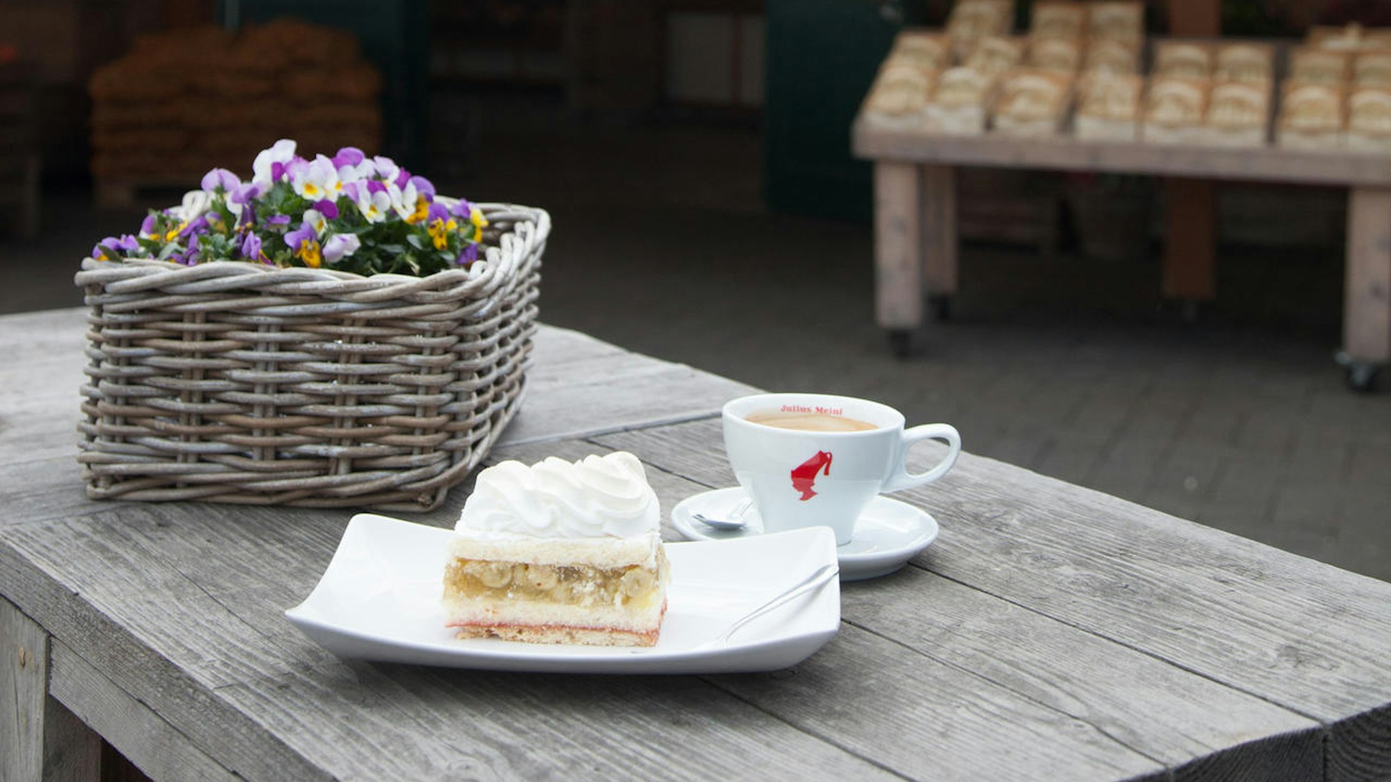Kaffe und Kuchen vom Gut Clarenhof.