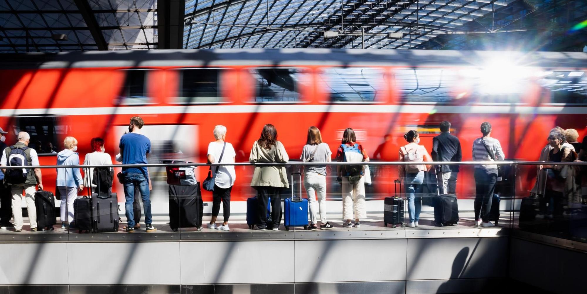 Zug Fahrgäste Berlin 040622