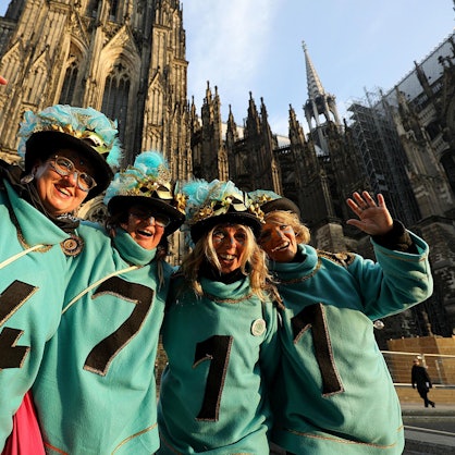 4711 Kostüm Gruppe vor Dom Karneval