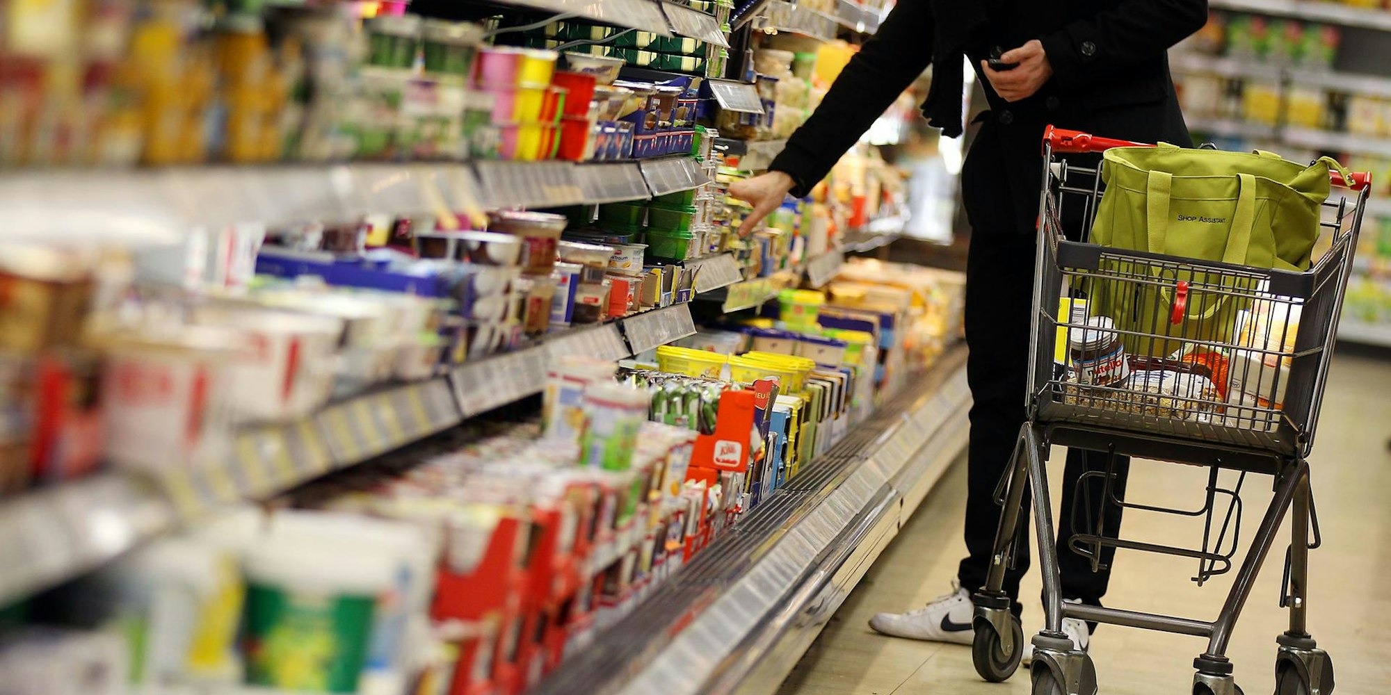Mann geht im Supermarkt einkaufen