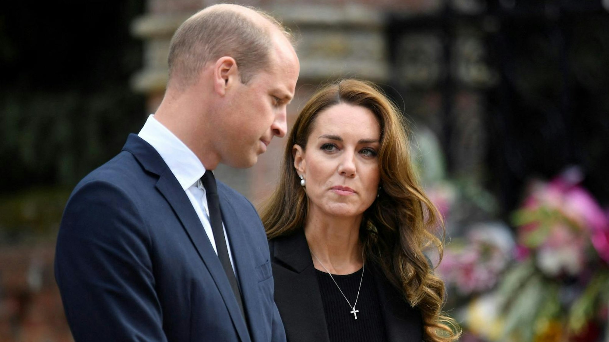 Prinz William und Prinzessin Kate schauen sich an.