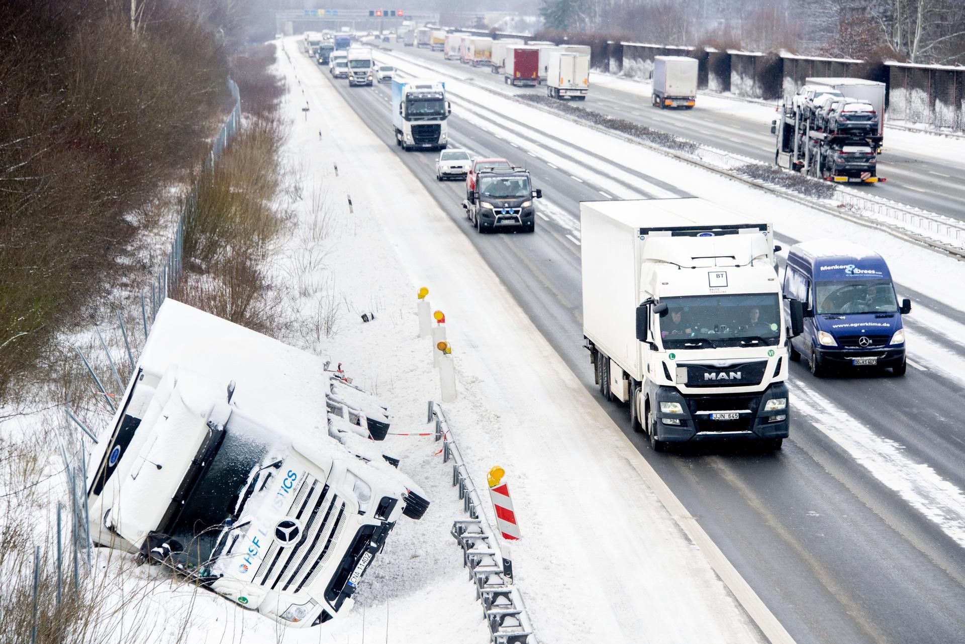 LKW Schnee Unfall