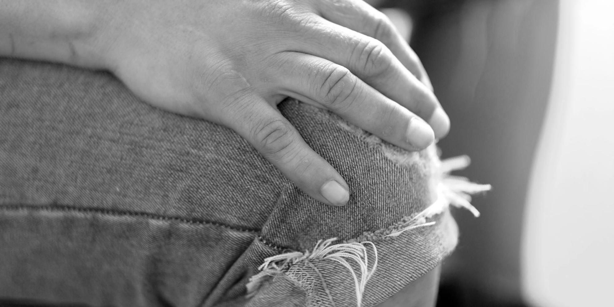 Hand auf Knie