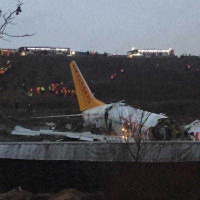 Flugzeug Istanbul auseinandergebrochen