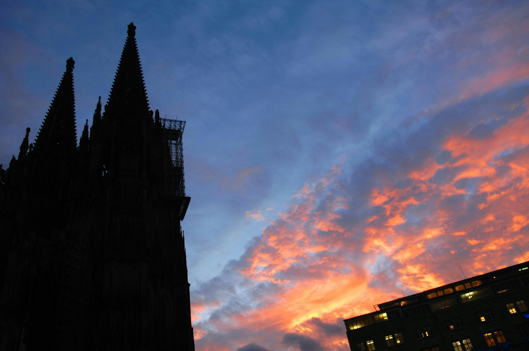 3. November 2018, kurz vor Sonnenuntergang mitten auf dem Bahnhofsvorplatz.