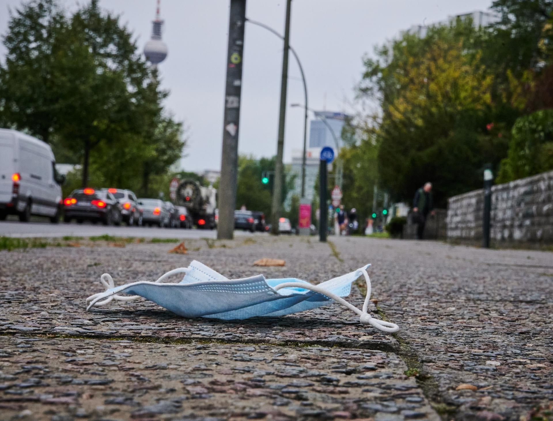 Maske am Boden Berlin