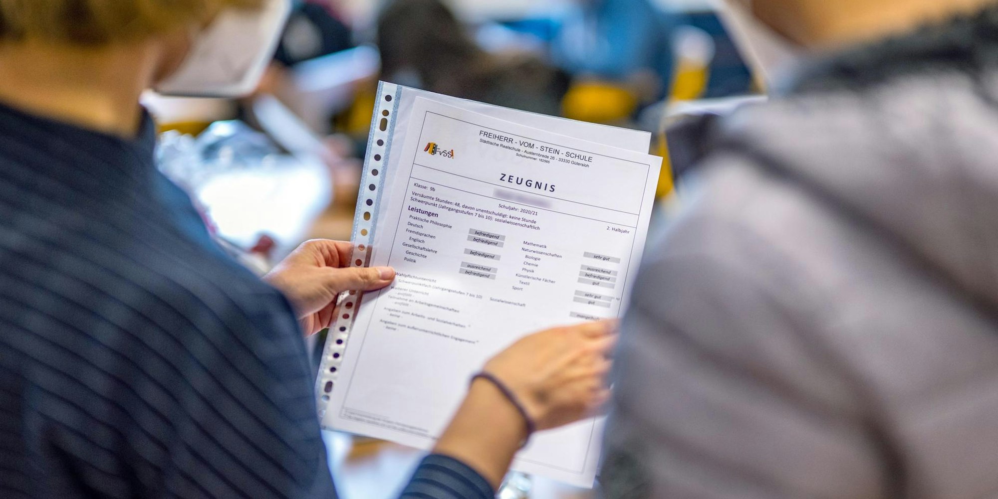 Zeugnisvergabe Symbolbild