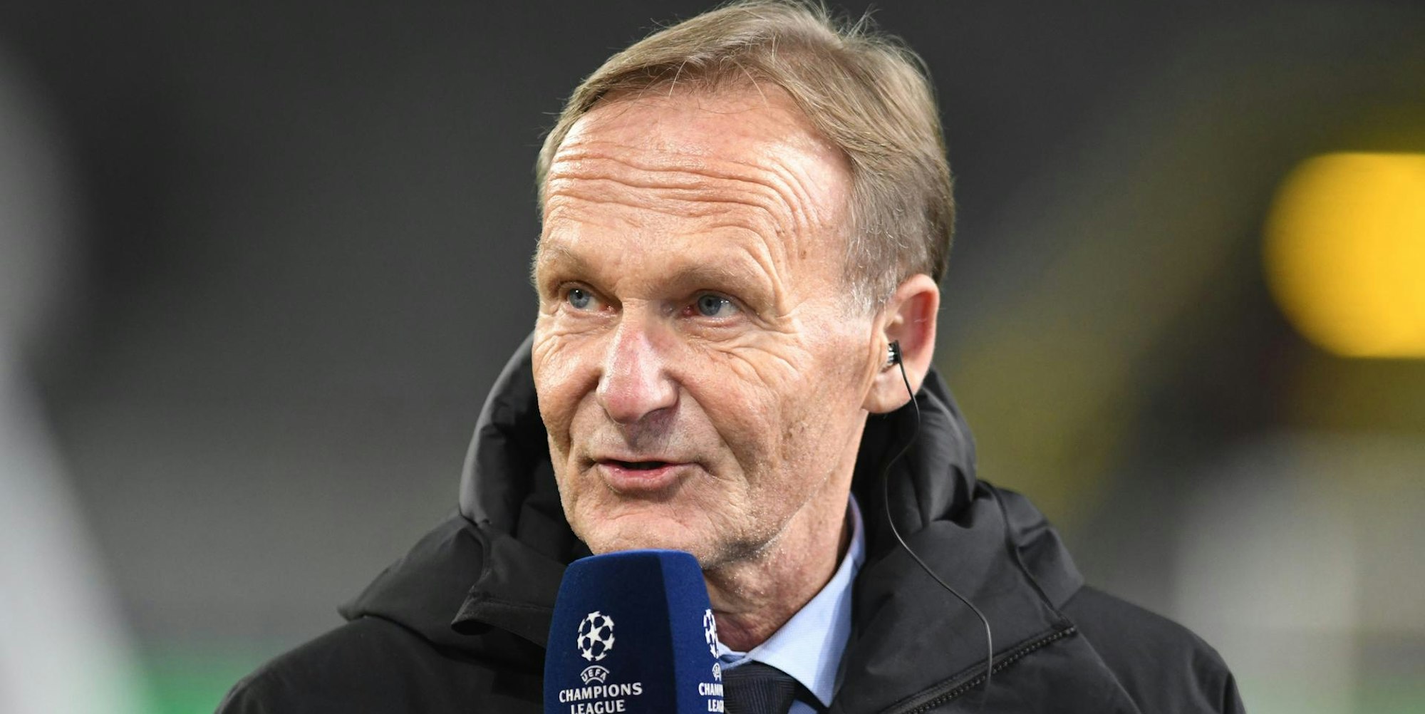 Watzke am Amazon Mikrofon