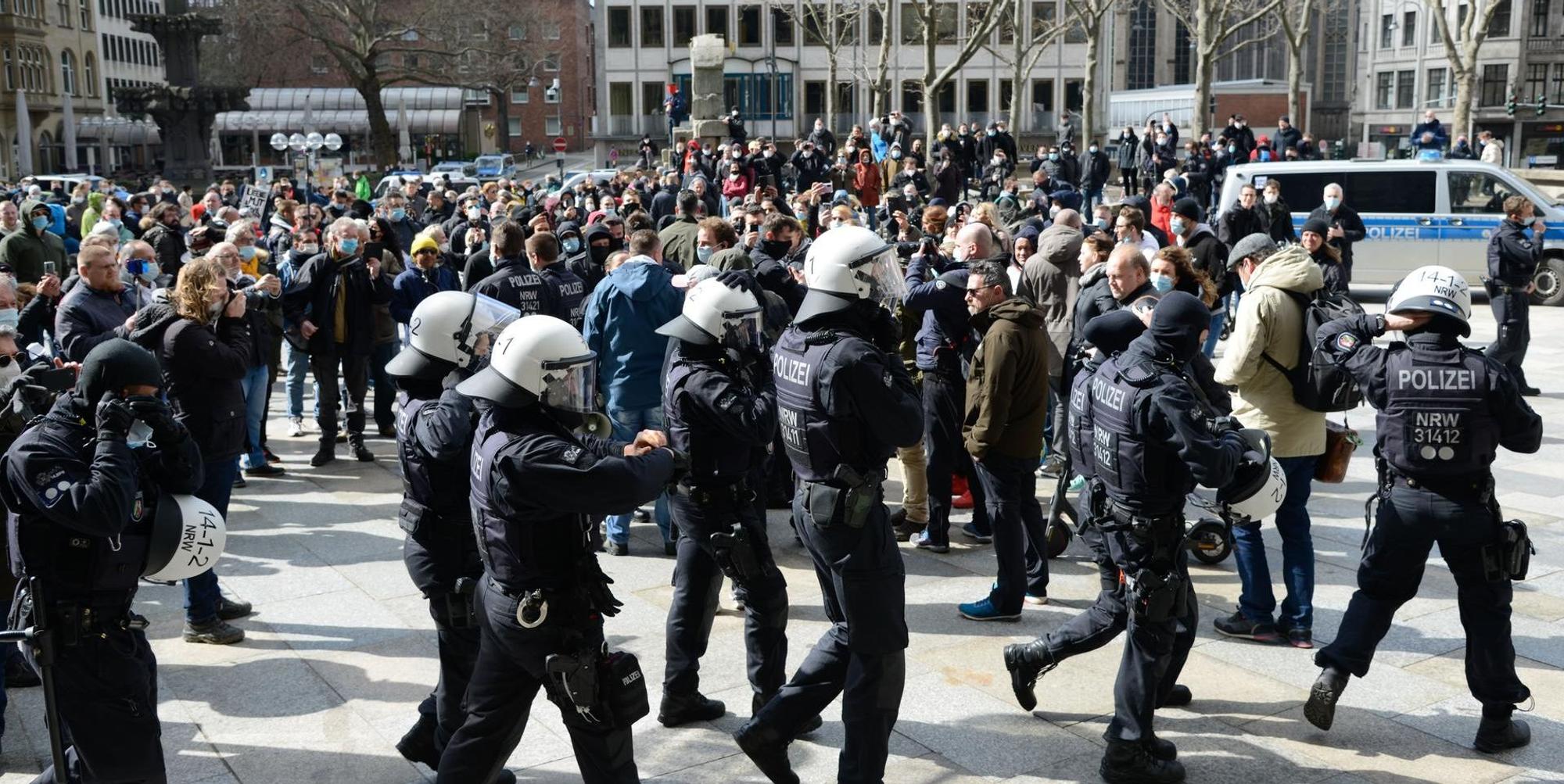Polizei_unangemeldete_Demo_Koeln