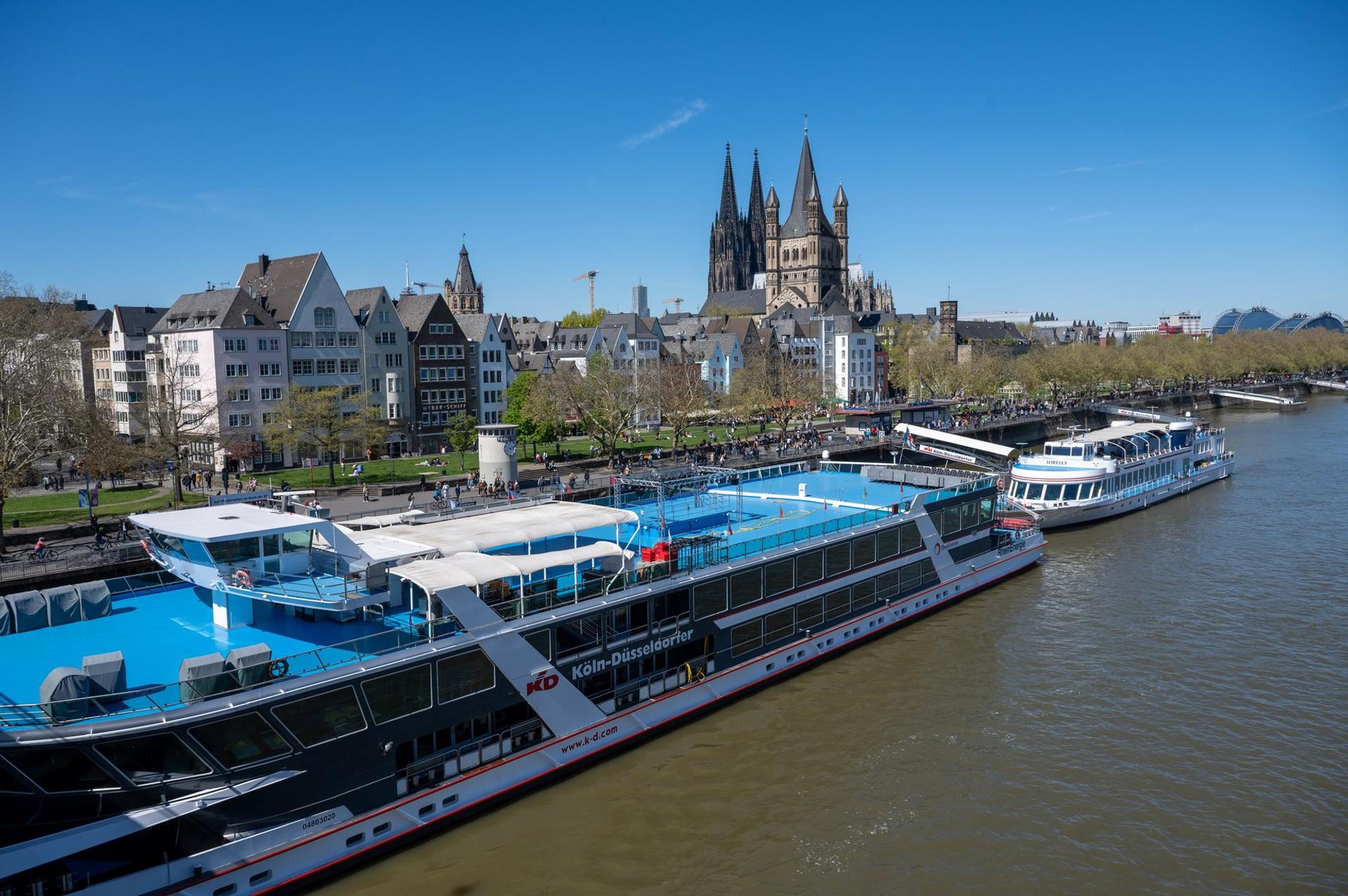 Schiffe KD Köln mit Dom