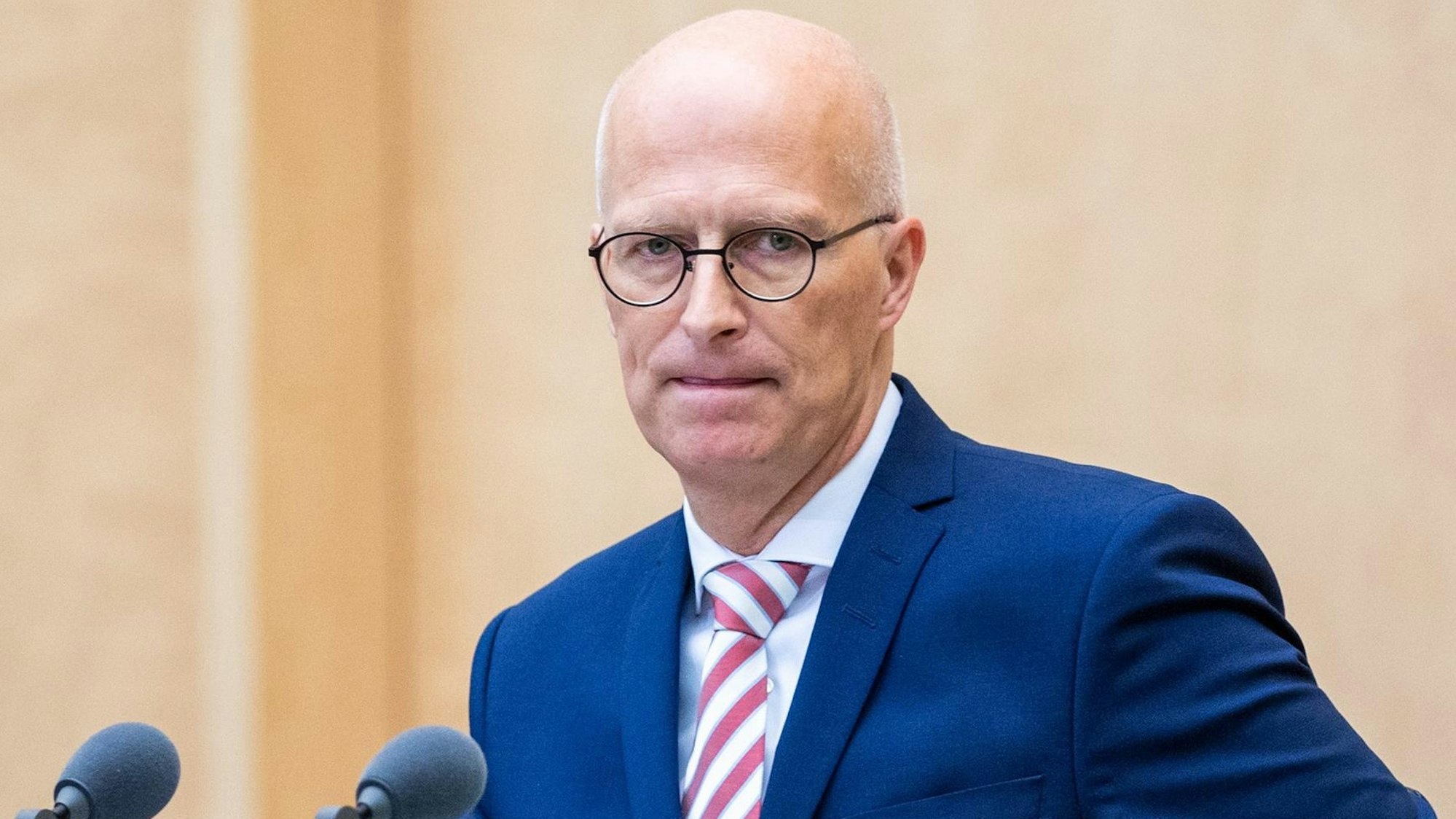 Das Foto zeigt Peter Tschetschner, den heutigen Ersten Bürgermeister der Hansestadt Hamburg.