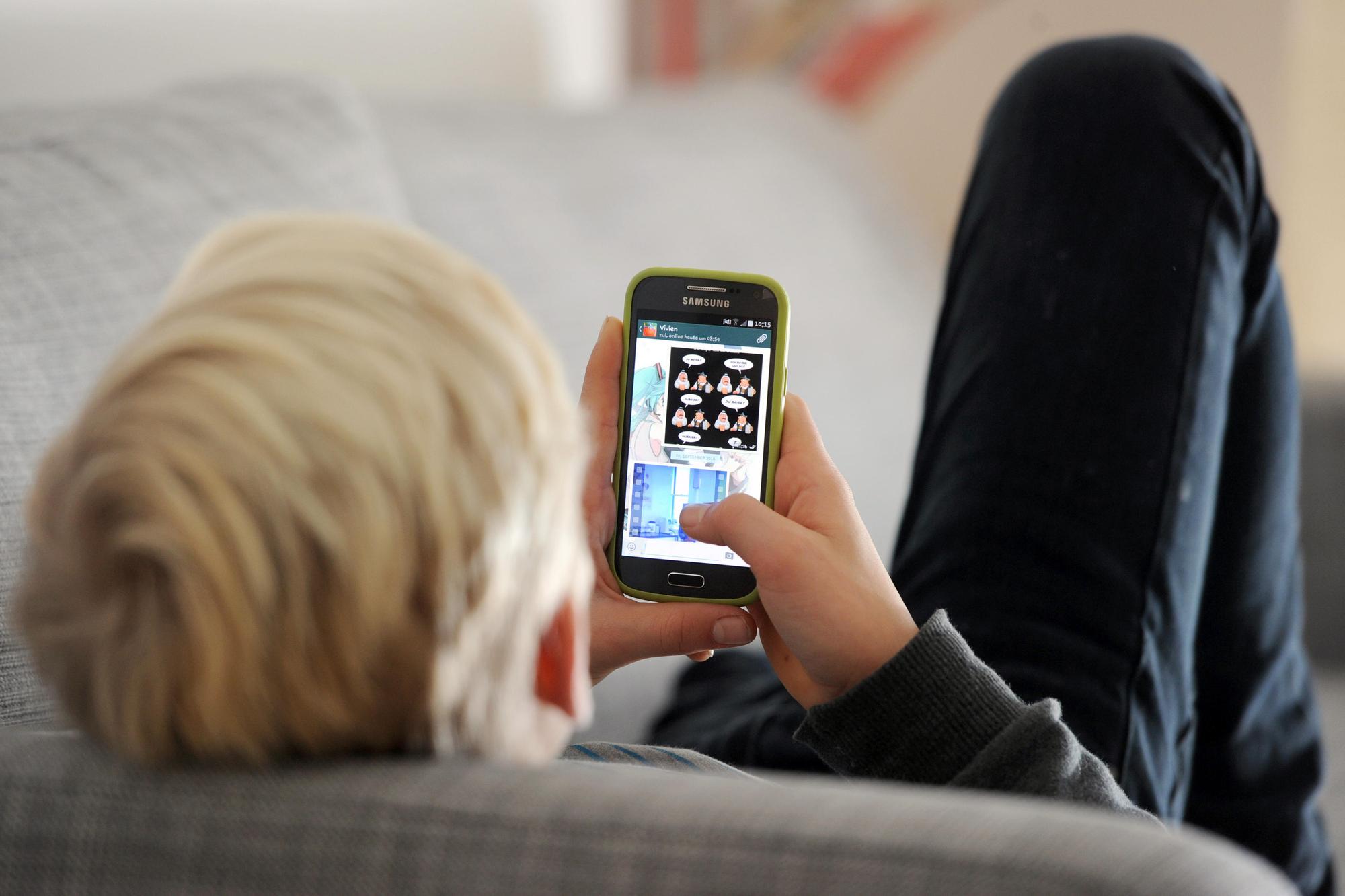 Jugendlicher mit Smartphone
