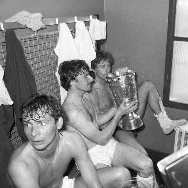 Das Foto zeit Klaus Allofs (M.) und Toni Schumacher nach dem Pokalsieg im Finale 1983 über Fortuna Köln in der Umkleidekabine des Müngersdorfer Stadions.