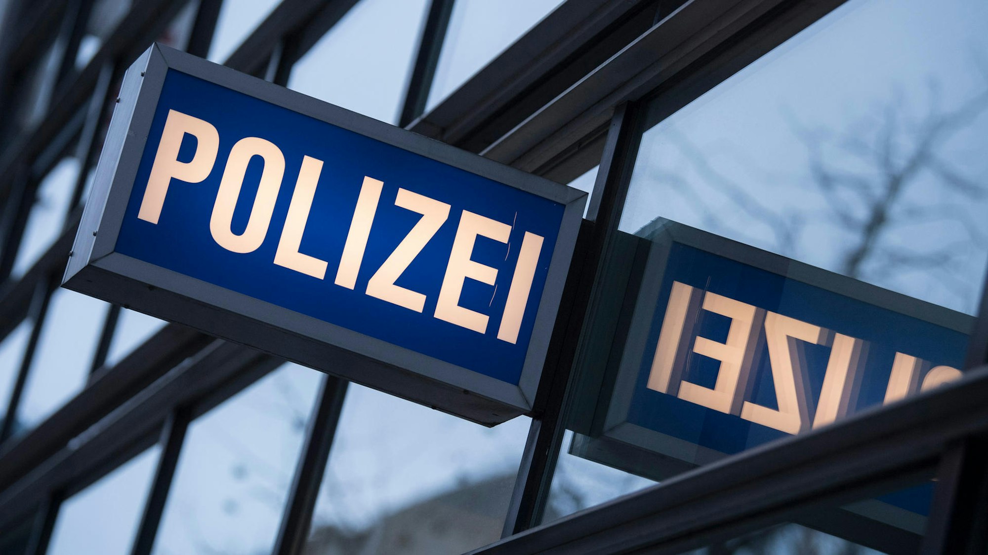Polizei Schild Symbolbild