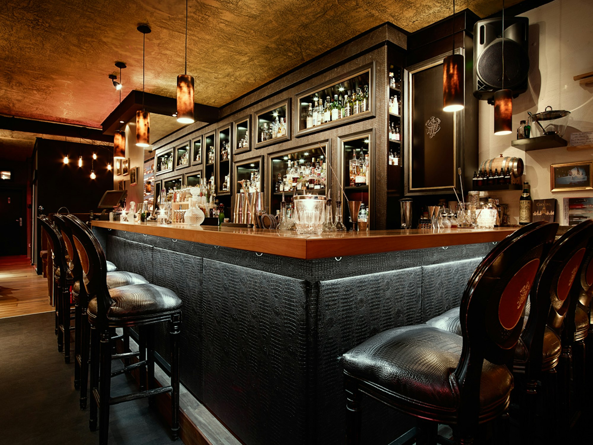 onamor Bar Counter Thomas Schorn