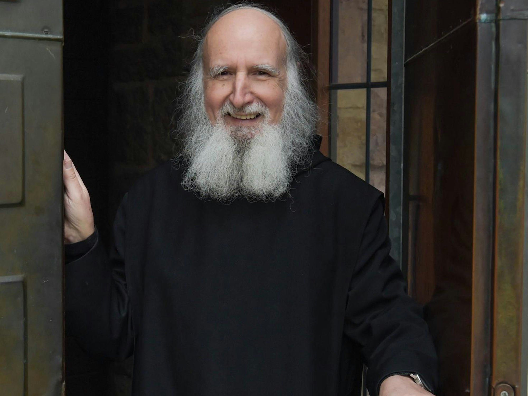 Anselm Grün an der Tür Daniel Biskup